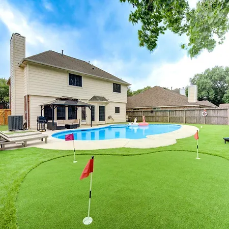 Amazing Getaway Home - 4 Bedrooms 2,5 Baths - West Houston, Katy, Richmond - Huge Pool, Mini-Golf, Pingpong, Billards, Bbq, Katy Asian Town, Typhoon Waterpark, King Bed